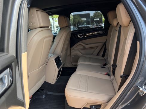 Used 2022 Porsche Cayenne AWD/4WD image 31