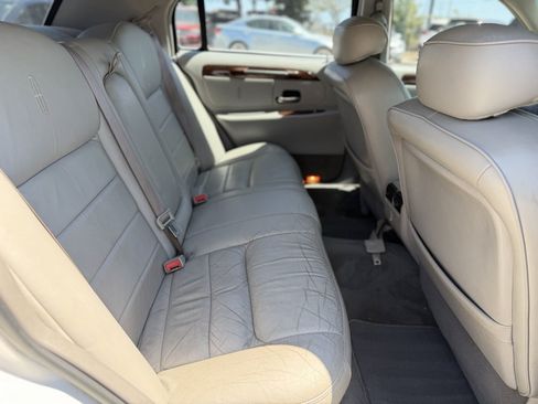 Used 2002 Lincoln Town Car Signature RWD image 15