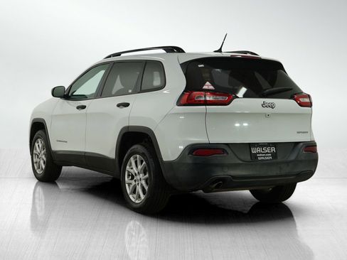 Used 2016 Jeep Cherokee Sport FWD image 3