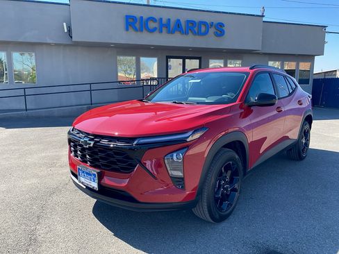 New 2026 Chevrolet Trax LT w/ Sunroof Package FWD image 8