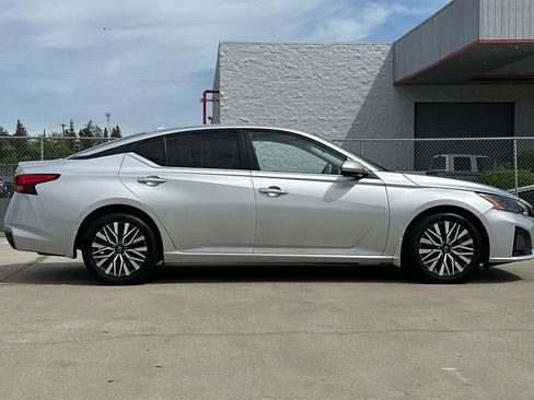 Used 2023 Nissan Altima 2.5 SV image 2