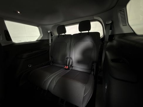 Used 2023 Jeep Grand Cherokee L Laredo image 25