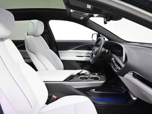 New 2025 Cadillac Lyriq Luxury image 15