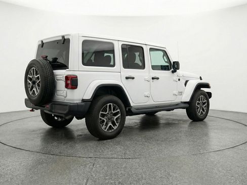 Used 2025 Jeep Wrangler Sahara image 9