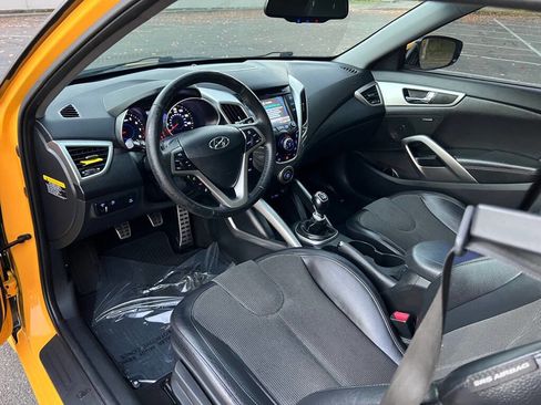Used 2012 Hyundai Veloster w/ Style Pkg image 10