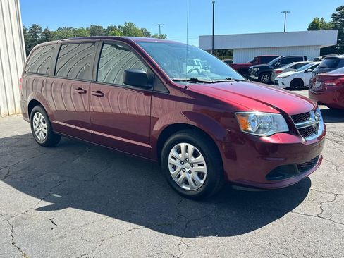 Used 2018 Dodge Grand Caravan SE FWD image 3