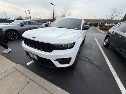 Used 2023 Jeep Grand Cherokee Altitude image 7