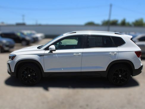 Used 2023 Volkswagen Taos SE w/ Panoramic Sunroof Package FWD image 13