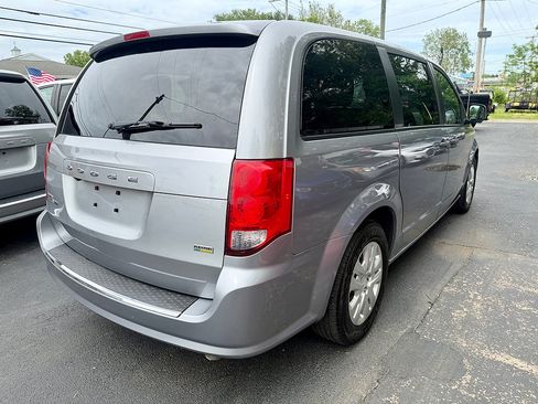Used 2019 Dodge Grand Caravan SE w/ UConnect Hands-Free Group FWD image 7