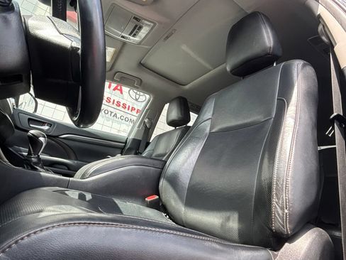 Used 2019 Toyota Highlander Limited FWD image 10