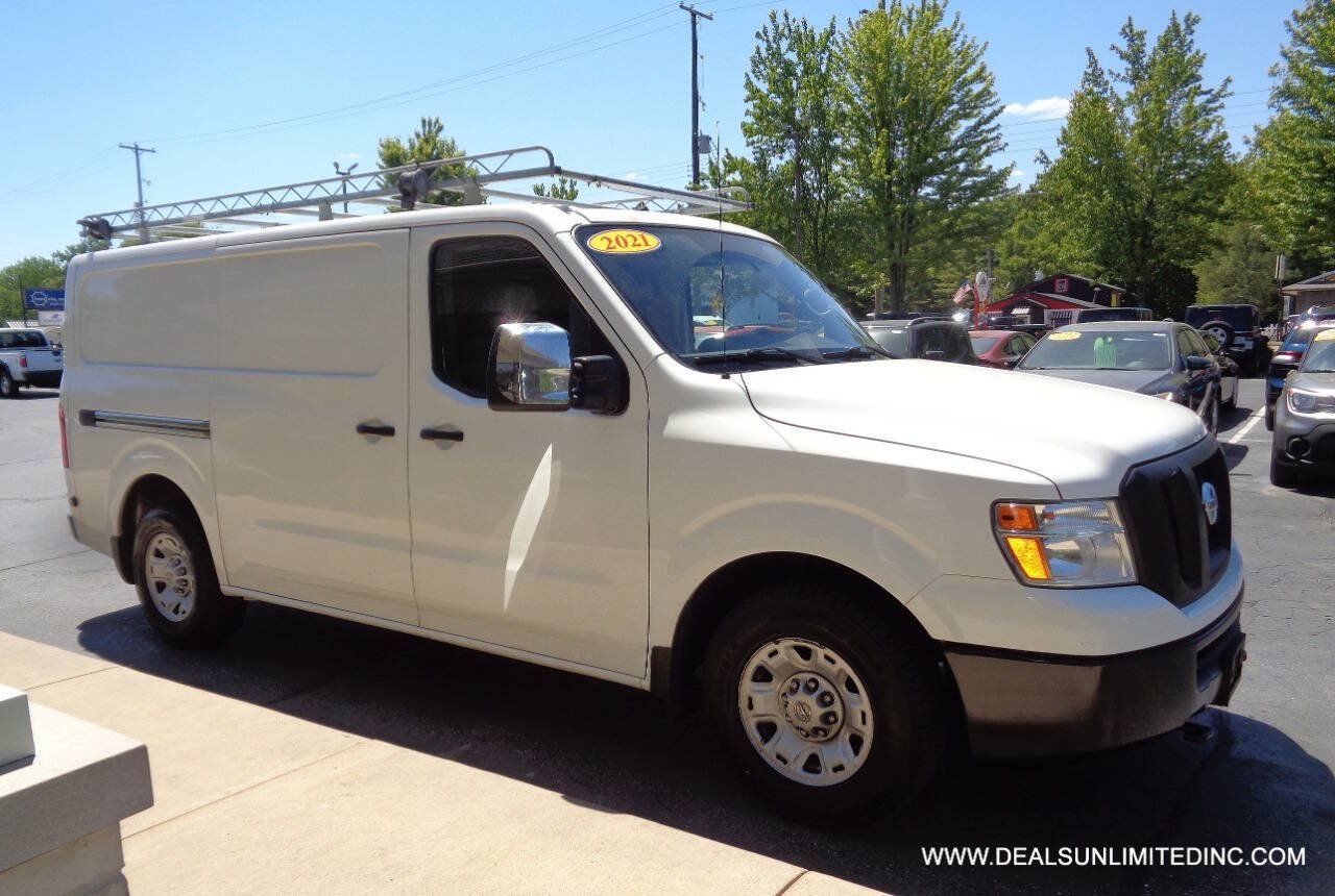 Used 2021 Nissan NV 3500 SV RWD image 2