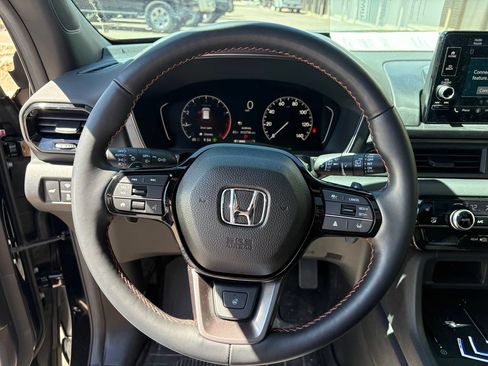 Used 2025 Honda Pilot TrailSport image 19