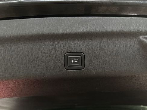 Used 2025 GMC Yukon XL Denali image 32