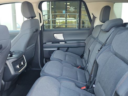 Used 2025 Ford Expedition Active AWD/4WD image 13
