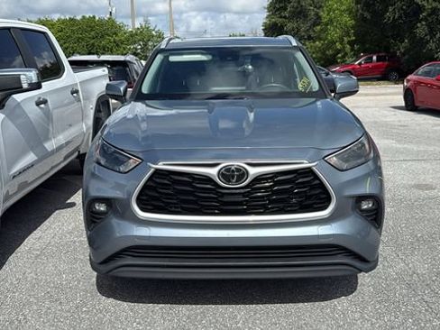Used 2024 Toyota Highlander XLE FWD image 2