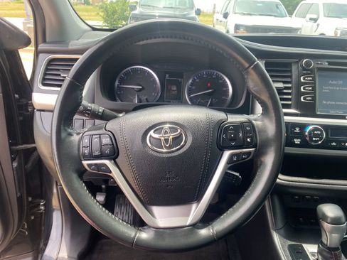 Used 2019 Toyota Highlander SE FWD image 19
