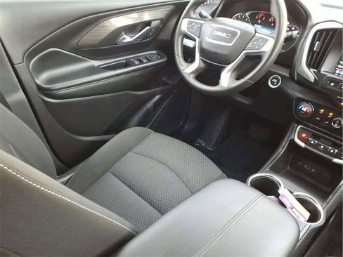 Used 2024 GMC Terrain SLE w/ Driver Convenience Package image 9