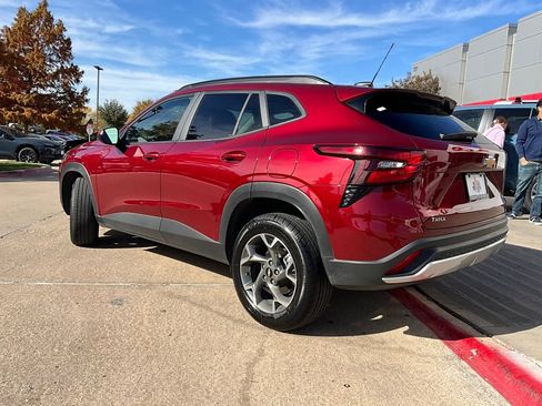 Used 2025 Chevrolet Trax LT image 8