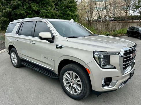 Used 2023 GMC Yukon SLT w/ SLT Premium Package image 3