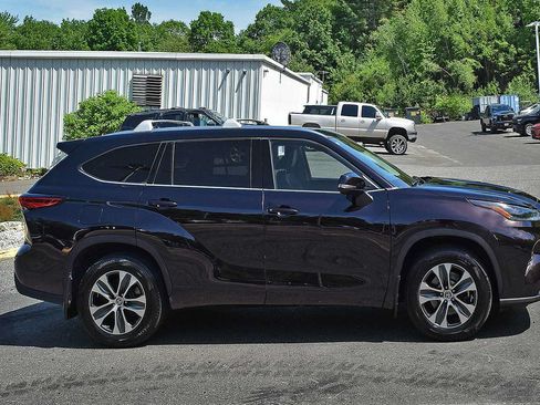 Used 2021 Toyota Highlander XLE AWD/4WD image 6