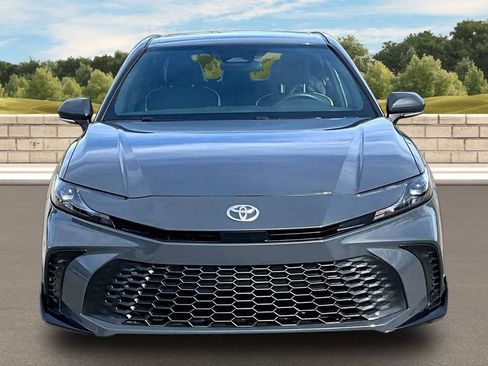 Used 2025 Toyota Camry SE image 3