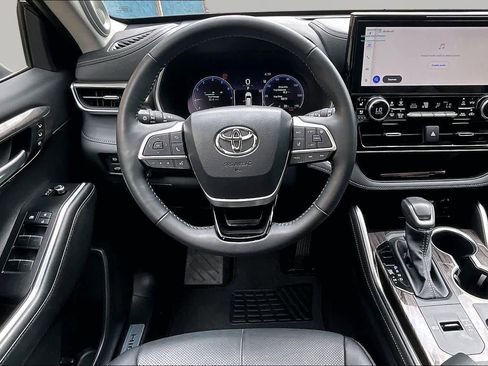 Certified 2025 Toyota Highlander Limited FWD image 6