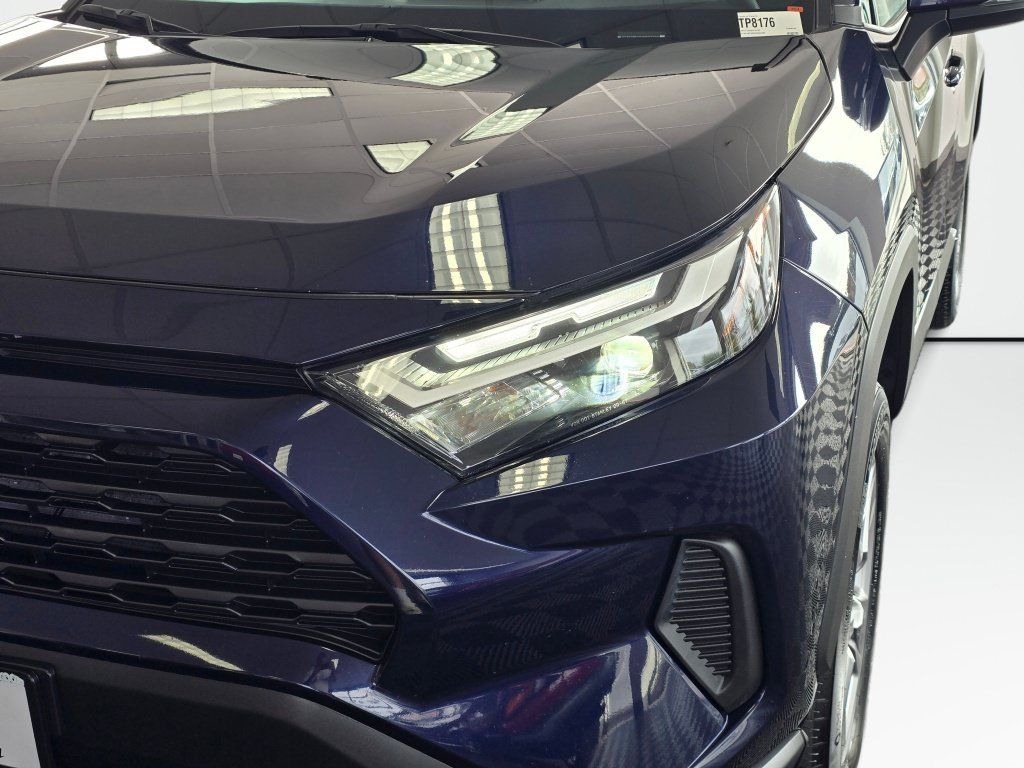 Used 2025 Toyota RAV4 XLE AWD/4WD image 12