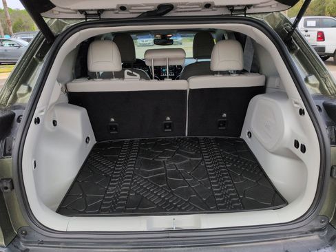 Used 2021 Jeep Cherokee Limited image 12