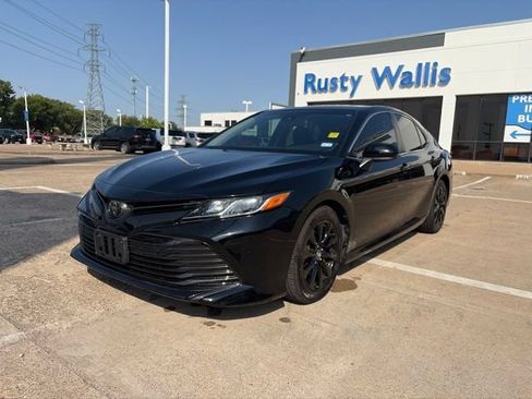 Used 2018 Toyota Camry LE FWD image 2