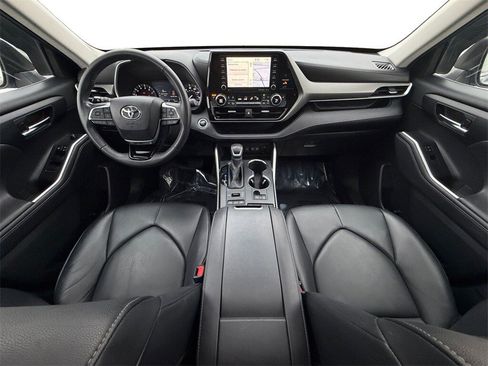 Used 2020 Toyota Highlander XLE image 12