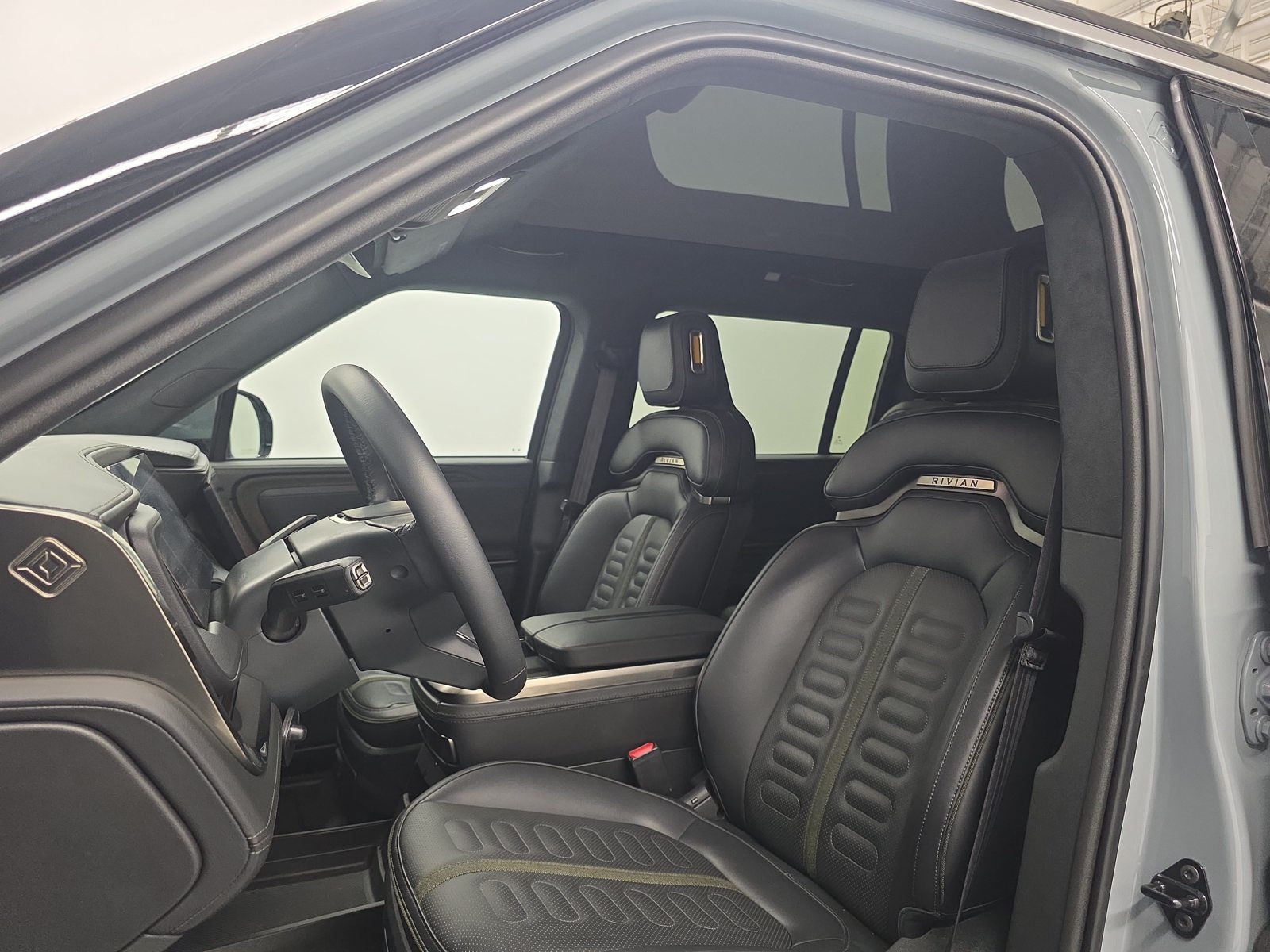 Used 2025 Rivian R1S Adventure Dual AWD/4WD image 20