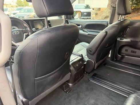 Used 2017 Toyota Sienna SE Premium FWD image 18