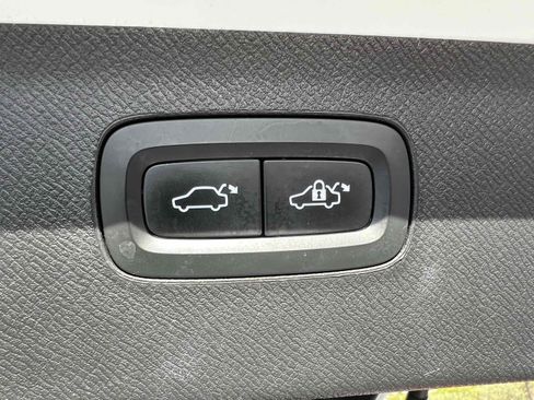 Used 2018 Volvo XC90 T6 Momentum w/ Convenience Package image 9