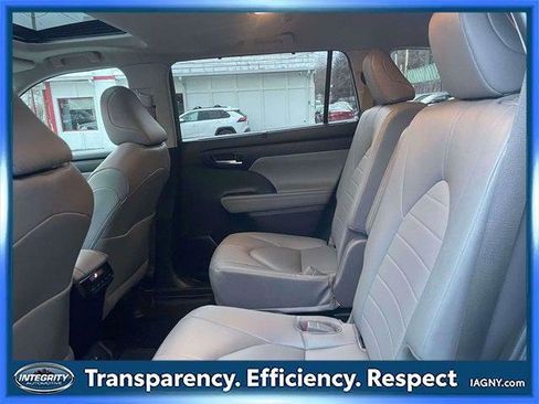Certified 2023 Toyota Highlander XLE image 12