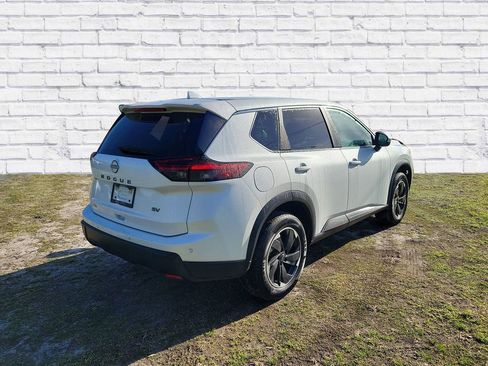 Used 2024 Nissan Rogue SV image 2