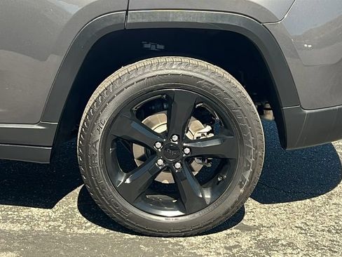 Used 2023 Jeep Grand Cherokee Altitude AWD/4WD image 7