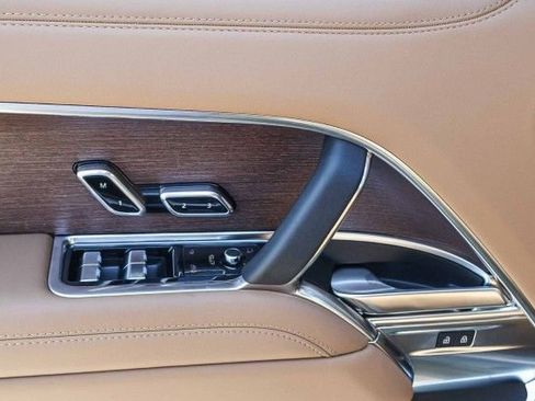 New 2025 Land Rover Range Rover Long Wheelbase SE image 21