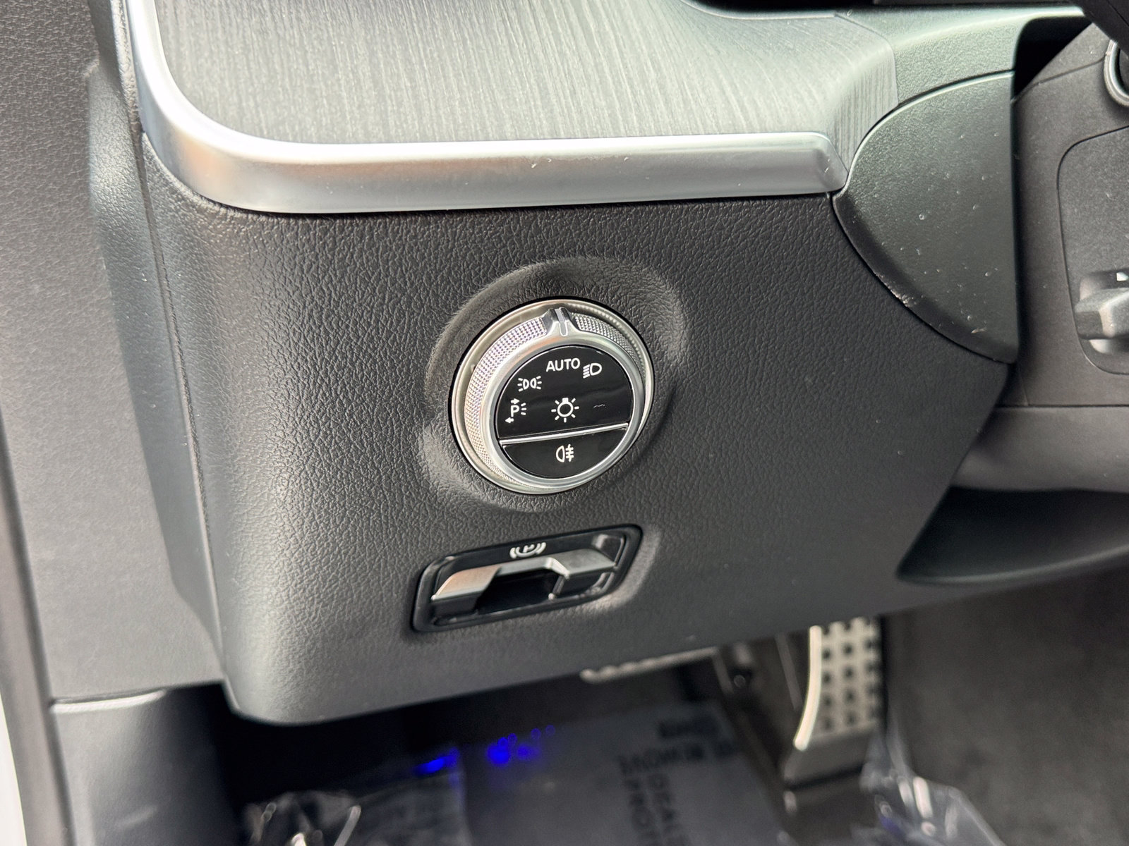 Used 2025 Mercedes-Benz C 300 Sedan image 19