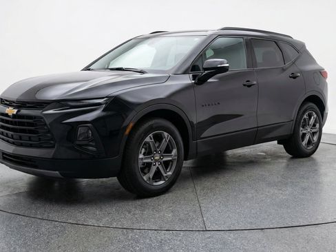Used 2025 Chevrolet Blazer LT FWD image 3