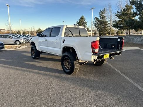 Used 2017 Toyota Tacoma TRD Sport image 5