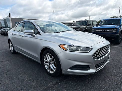 Used 2014 Ford Fusion SE FWD image 2
