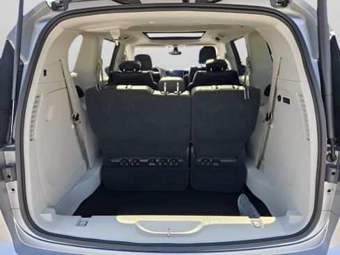 Used 2018 Chrysler Pacifica Limited FWD image 29