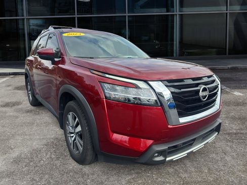 Used 2023 Nissan Pathfinder SL image 3