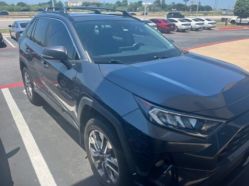 Used 2019 Toyota RAV4 XLE Premium FWD image 3