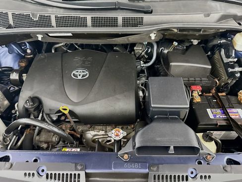 Certified 2019 Toyota Sienna L image 12