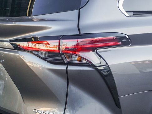 Used 2023 Toyota Sienna Limited image 8