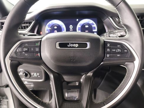 Used 2025 Jeep Grand Cherokee Laredo X RWD image 3