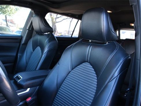 Used 2023 Toyota Highlander L image 11