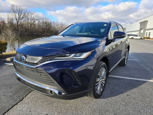 Used 2022 Toyota Venza XLE image 11