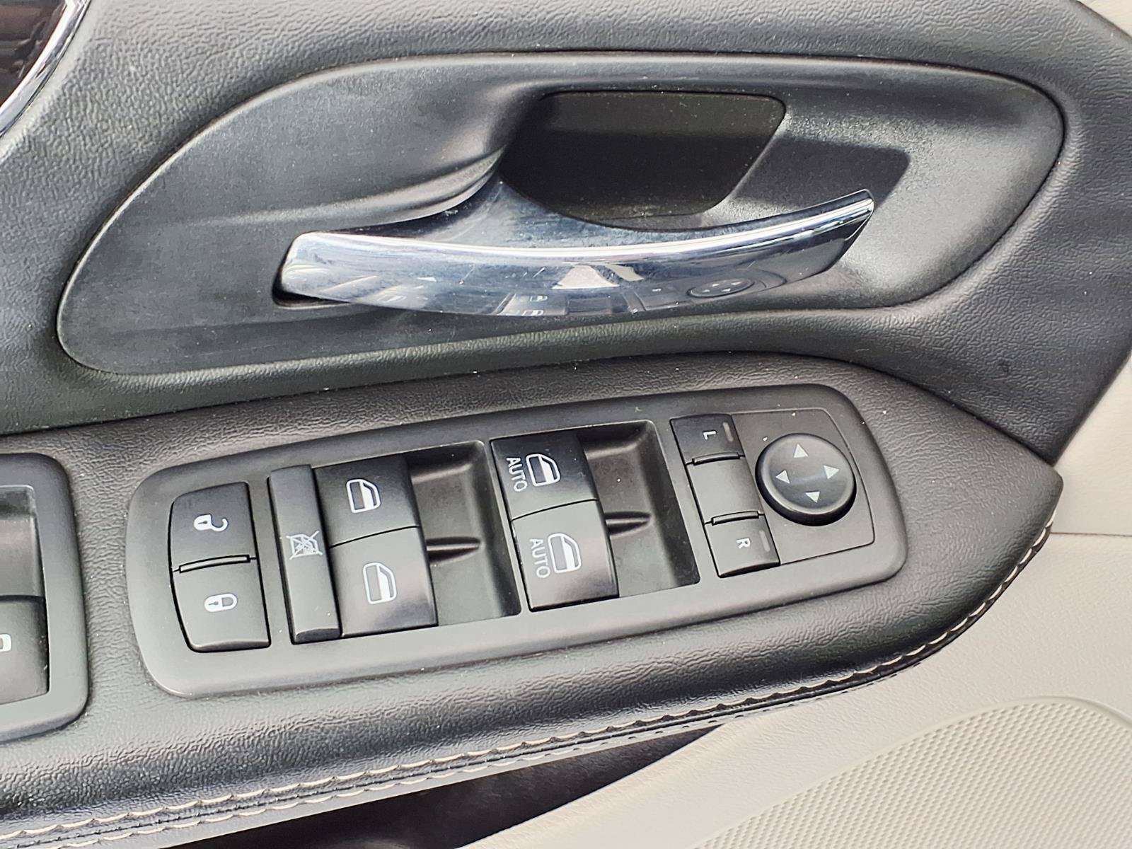 Used 2017 Dodge Grand Caravan SXT FWD image 13